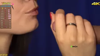 helena_play дублит свою пилотку пальчиком