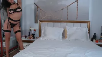 sweetanddevil мастурбирует себя пальчиком и кончает от этого